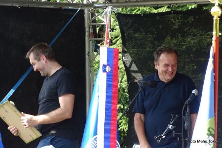 Jurij Videc in župan Franc Zdolšek po predaji zlate jubilejne listine